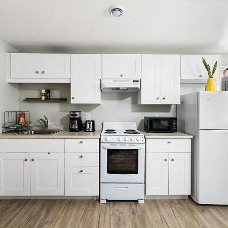 One Bedroom Apartment Moncton North ! Ngoại thất bức ảnh