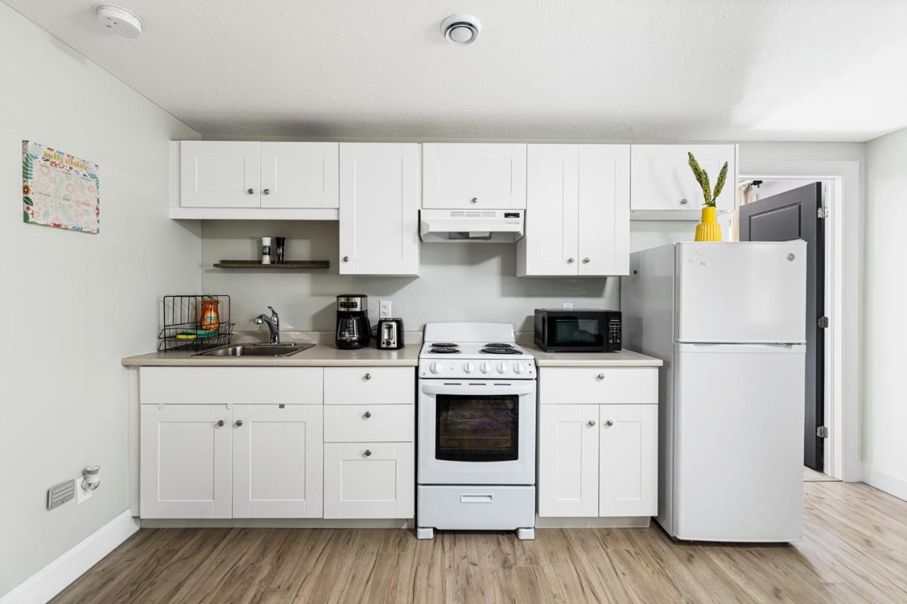 One Bedroom Apartment Moncton North ! Ngoại thất bức ảnh